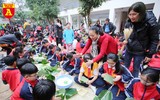 Học sinh Hà Nội thích thú thi gói bánh chưng, giã bánh dày, viết thư pháp